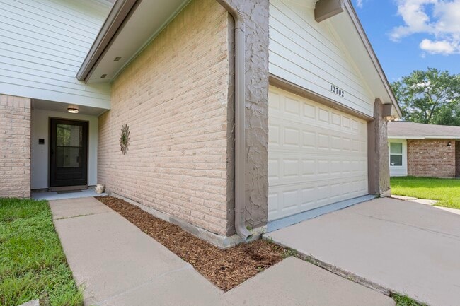 Building Photo - 13702 Towne W Blvd