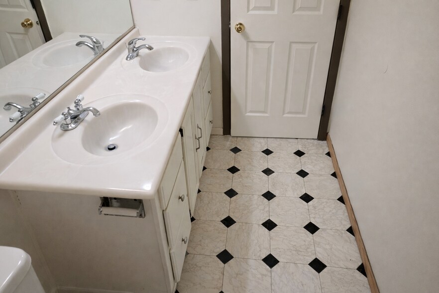 Building Photo - 904 Wescott Sq