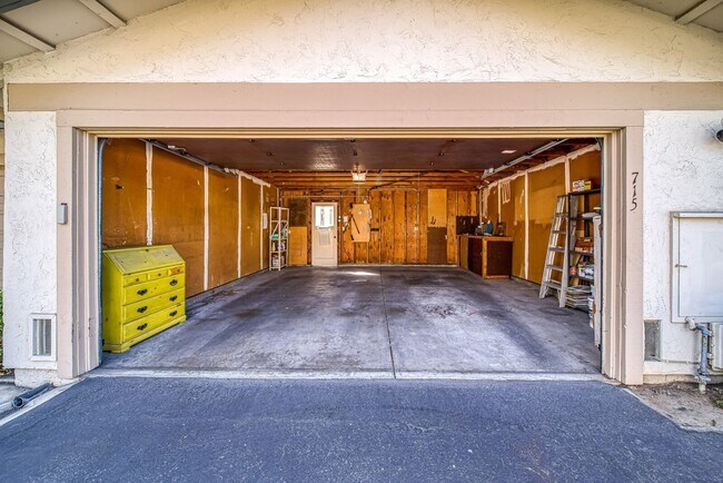 Building Photo - Sunnyvale Townhome, 3 beds 1.5 baths, Nice...