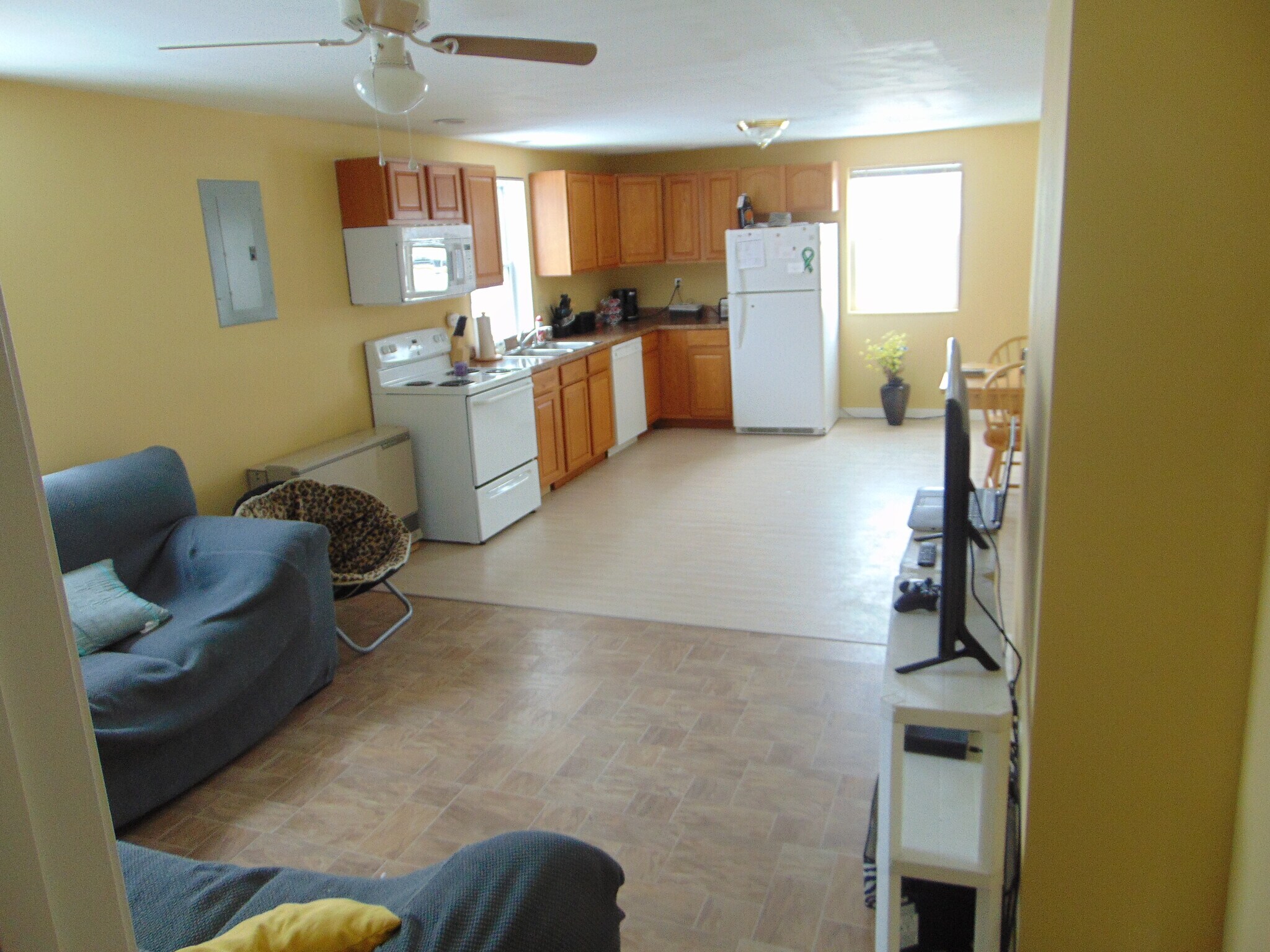 Building Photo - 851 Western Ave