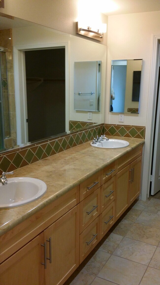 Building Photo - 931 E Walnut St