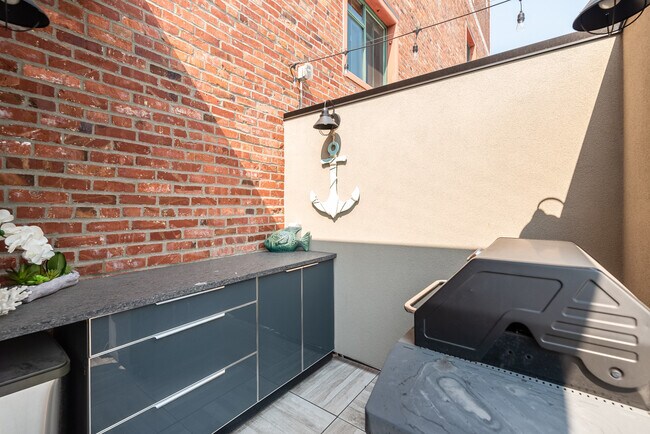 Building Photo - Penthouse