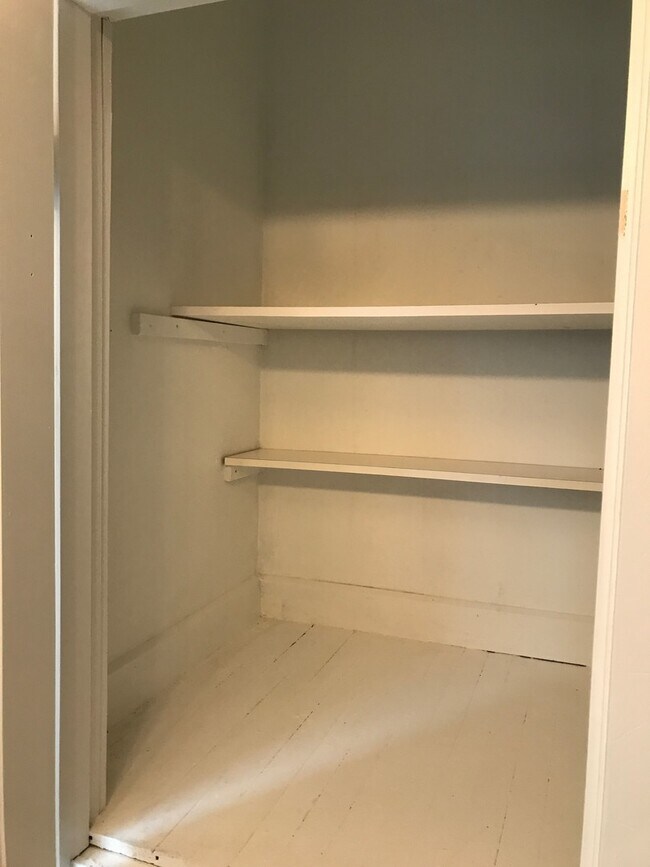 Building Photo - Large Spacious Home with 2 Car Garage in South Hampton