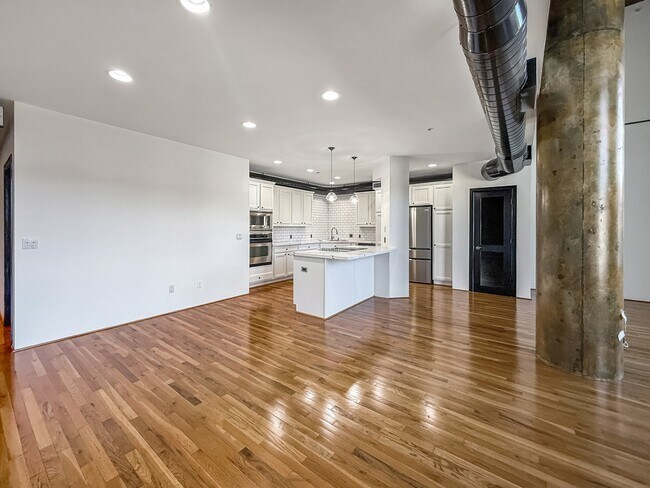 Building Photo - 1005 S Shepherd Dr