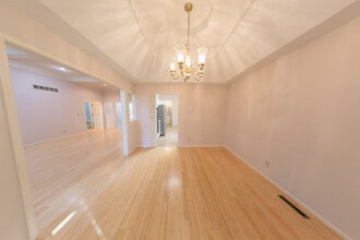 Building Photo - 618 Chaucer Ln