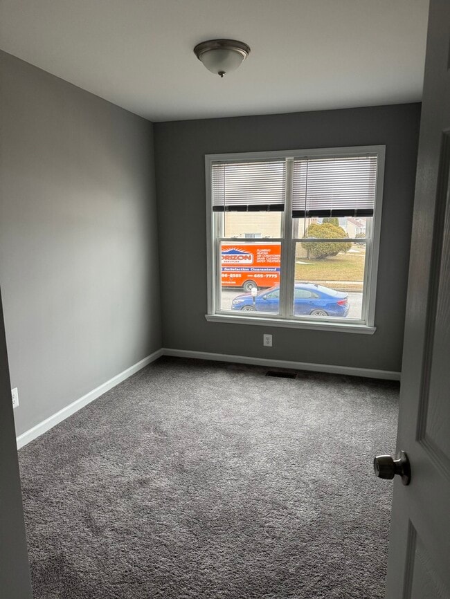 Building Photo - 3 Bedrooms 3 Bathrooms