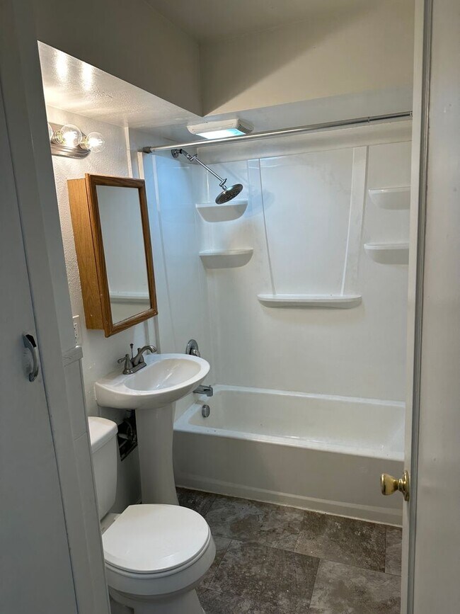 Building Photo - 3 Bed 1 Bath Shadle Park Home - Large Garage