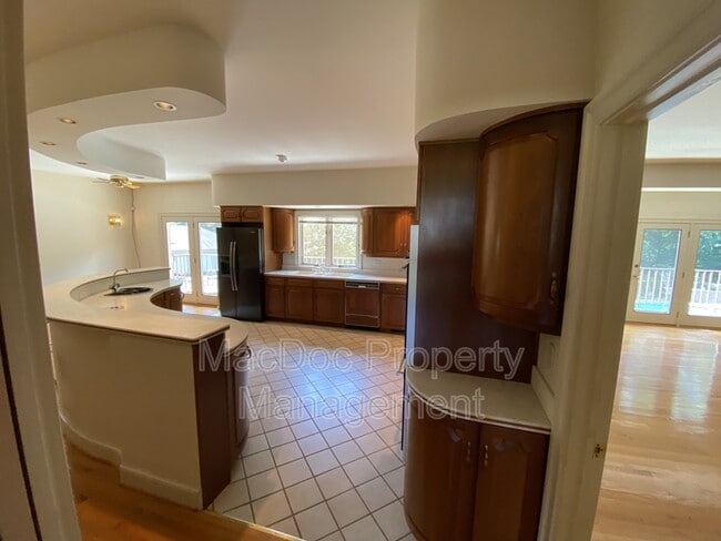 Building Photo - 11225 N Club Dr