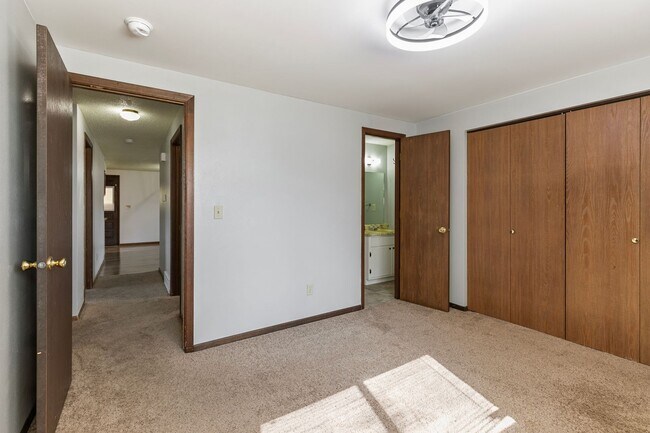 Building Photo - 390 Knotty Pl