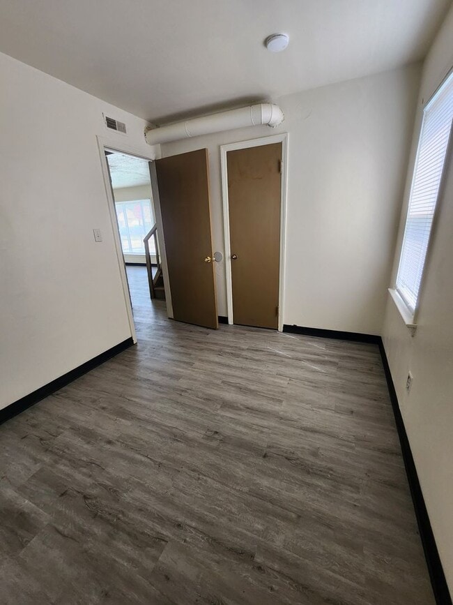 Building Photo - 4 Bedroom Clean House For Rent