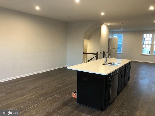 Building Photo - 111 Almond Dr