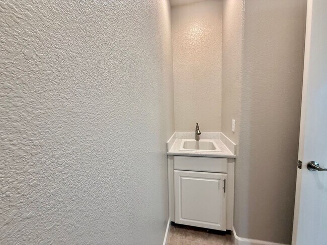 Building Photo - 1561 Osborn Dr