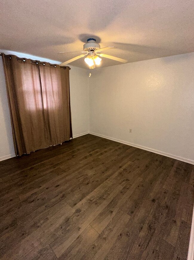 Building Photo - Quaint 2 bedroom 1 bathroom in New Port Ri...