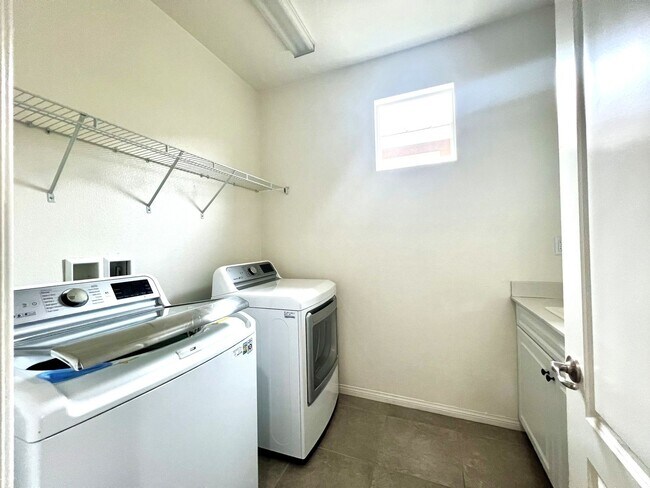 Building Photo - Modern Eastvale Home | 3 Bed | 2.5 Bath | 2-Car Garage | Pool & Gym | Solar Panels