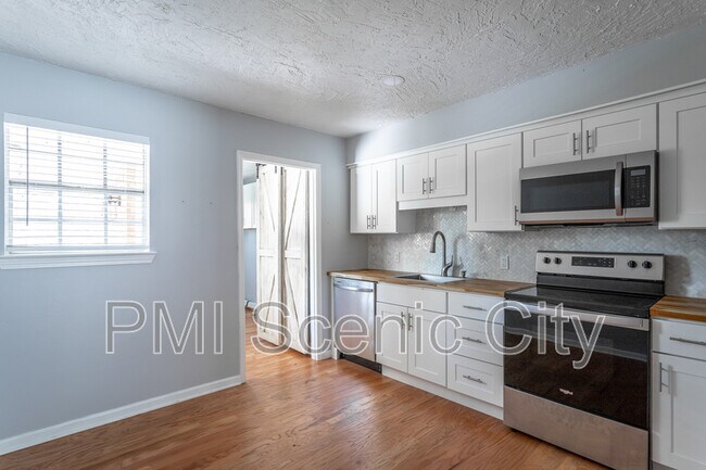 Building Photo - 2508 Woodfin Ave