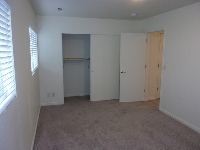 Building Photo - 88 E Rainbow Way