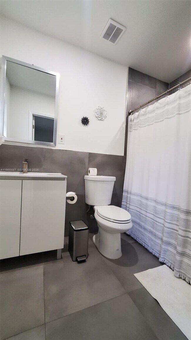 Building Photo - 510 NE 66th St