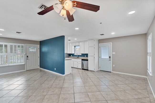 Building Photo - Charming 3 Bedroom Home