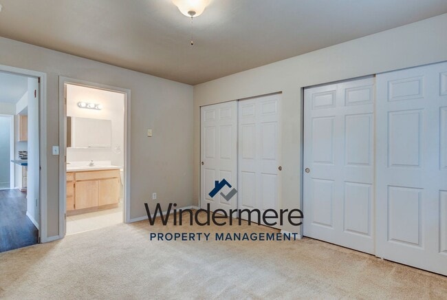 Building Photo - 2 Bed + Den/Office  2 Bath Condo W/S/G Inc...