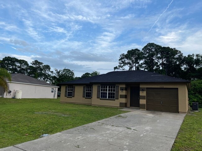 Building Photo - Charming 3/2 Home with open floor plan.