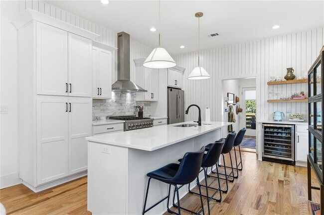 Building Photo - 1030 Kirkwood Ave SE