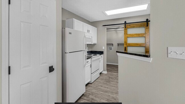 Building Photo - 4447 Connaught Dr E