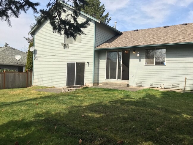 Building Photo - Great 3 bed with huge yard!