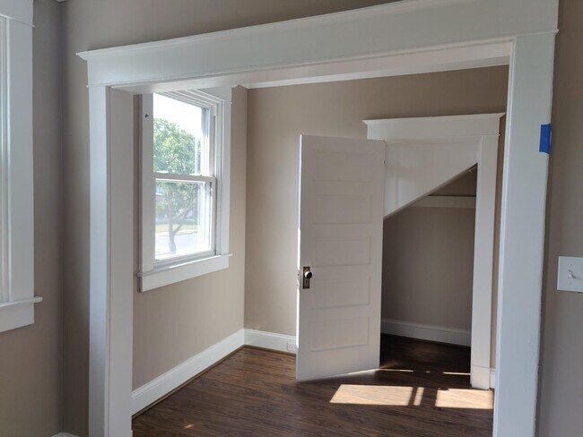 Office Reading Nook - 3405 Callaway Ave