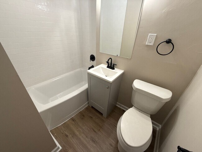 Building Photo - This beautifully updated 3-bedroom, 1-bath...