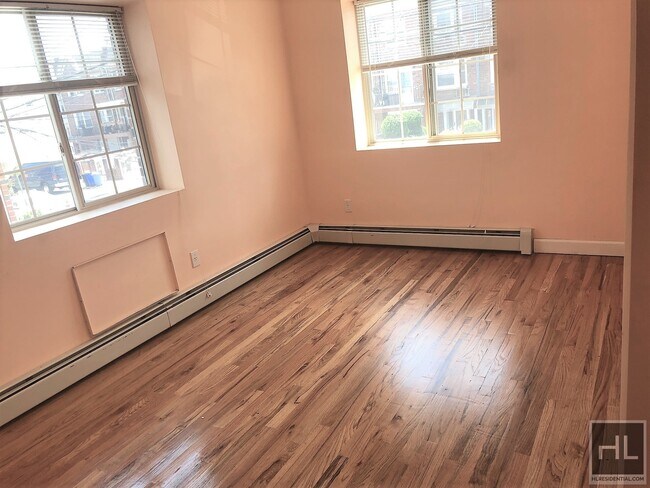 Building Photo - 869 E 95th St