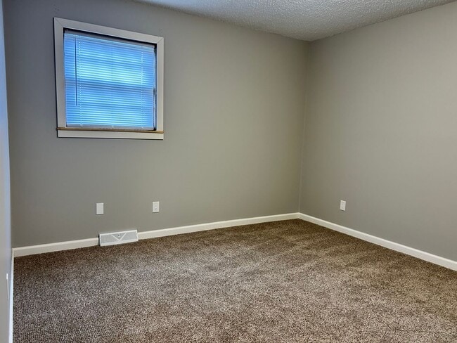 Building Photo - Newly Remodeled - Available Now!