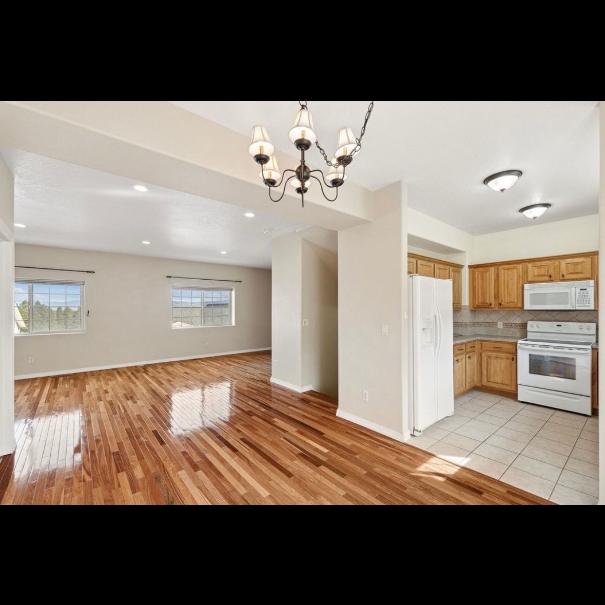 Building Photo - 825 Crestmont Way