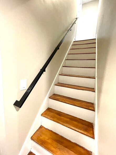 staircase leading to 3rd floor - 4680 Umbria St