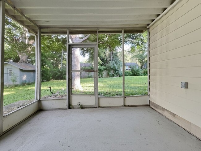 Building Photo - Charming 3-Bedroom Home with Sunroom, Fireplace & Garage in Kansas City, MO!