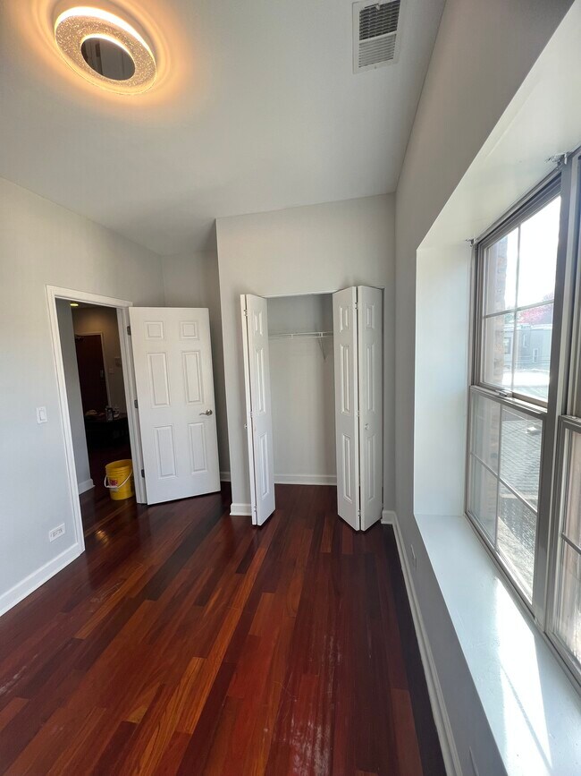 Primary Photo - 3516 N Hamlin Ave