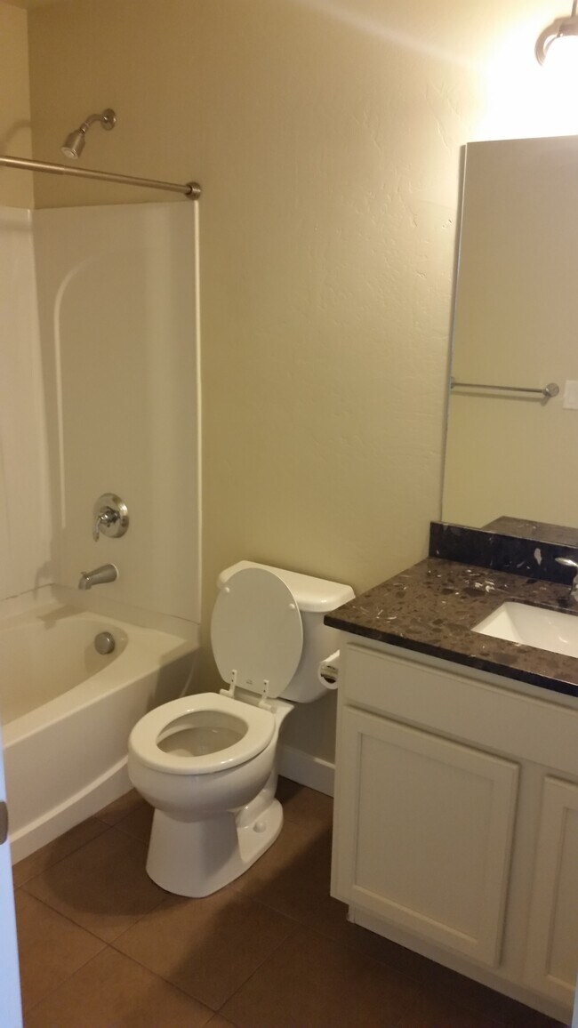 Hall Bath - 10608 S Topview Rd