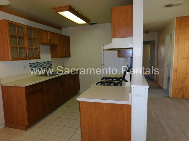 Building Photo - Spacious 2bd/1 ba Foothill Farms Duplex Wi...