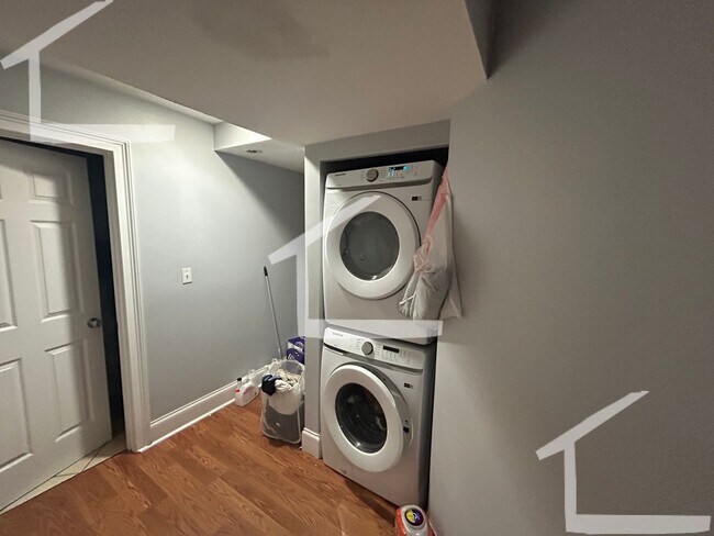 Building Photo - Don't miss out on this 6 bed 2 bath in Mission Hill...