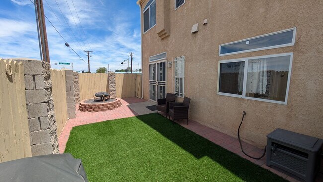 Building Photo - Spacious Northeast Heights Townhome for Rent!
