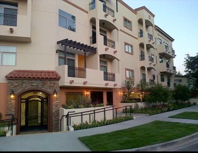 Building Photo - 4440 Vantage Ave