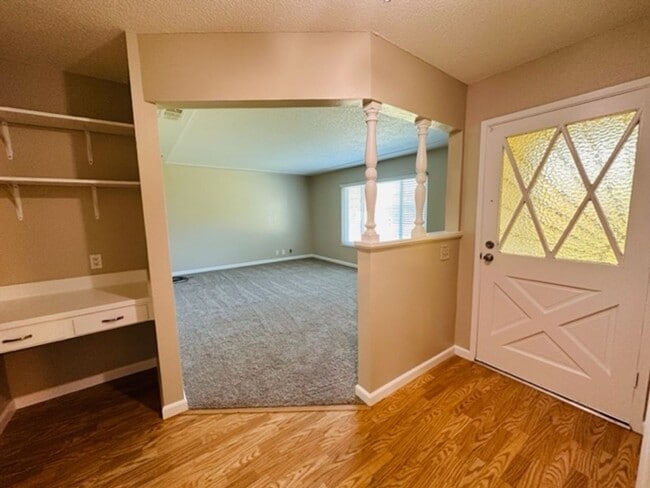Building Photo - $2,300 First & Bullard 3 Bedroom, Pool, Ho...