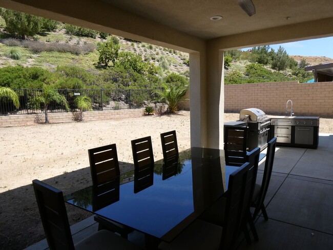 Building Photo - 5 Bedroom Home for Rent in Santa Clarita!