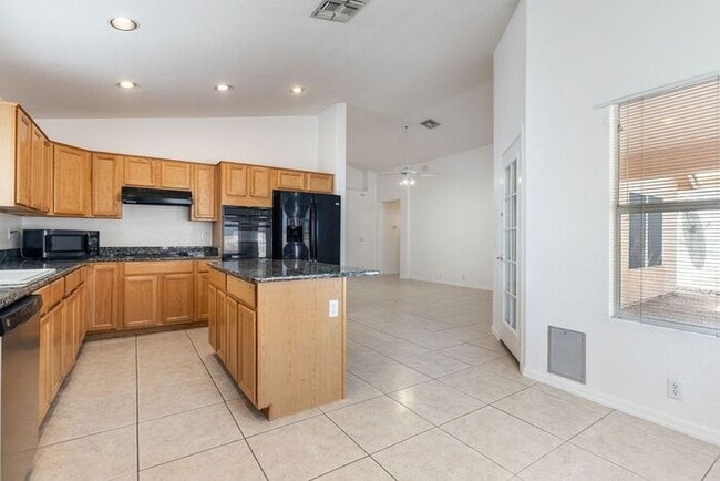 Building Photo - Enjoy an open floor plan with all appliances!