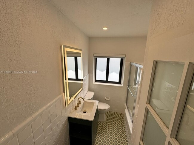 Building Photo - 2210 SW 25th St