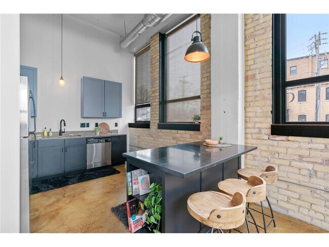 Building Photo - 1701 NE Madison St