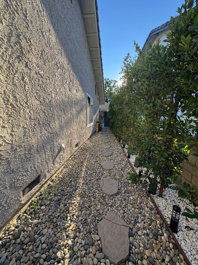 Building Photo - Charming Cul de Sac Home with Spacious Yard and Renovated Interior