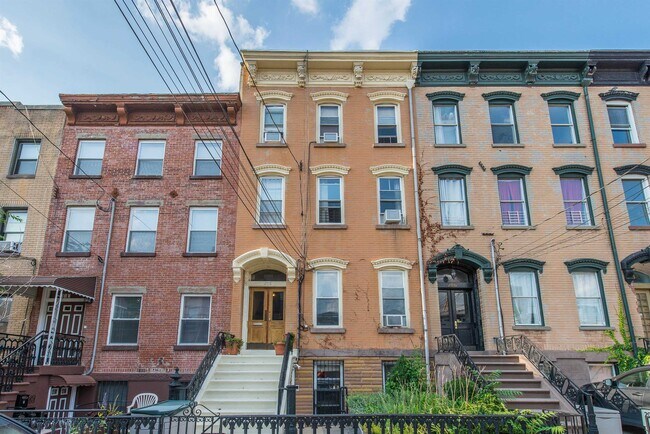 Building Photo - 208 5th St