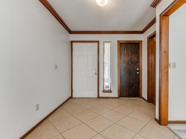 Building Photo - 3 Bed 2 bath!