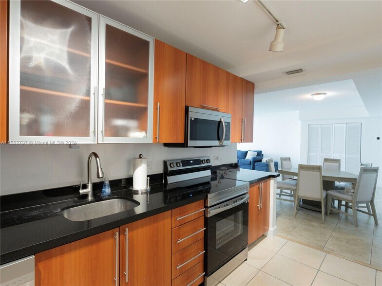 Building Photo - 7501 E Treasure Dr