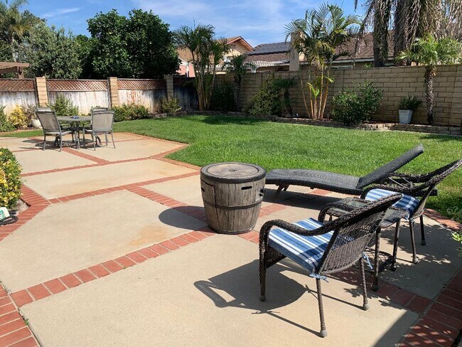 Building Photo - Wonderful East Ventura 4 Bedroom 2.5 Bath Home